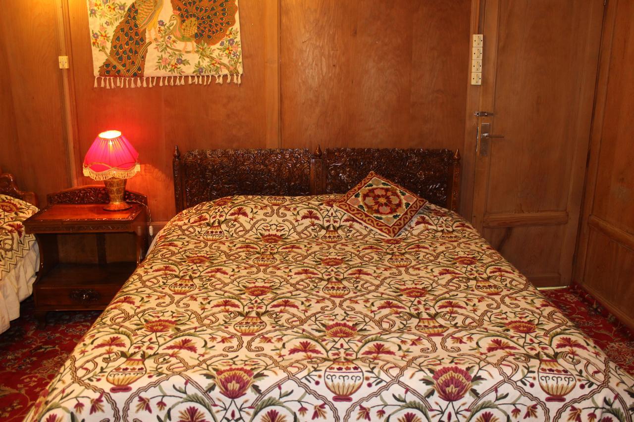 Hotel Wangnoo Worth Houseboats à Srīnagar Extérieur photo