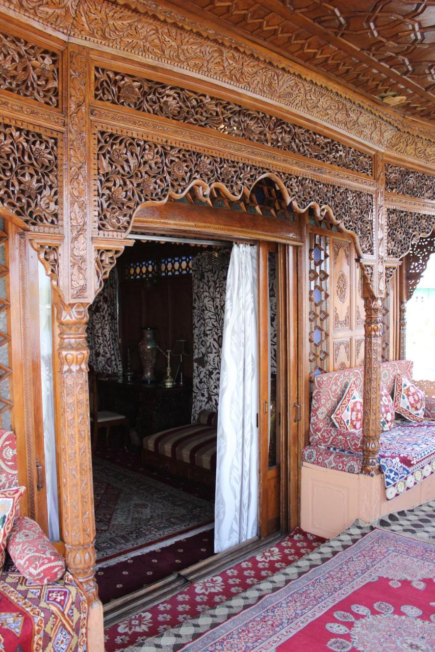 Hotel Wangnoo Worth Houseboats à Srīnagar Extérieur photo
